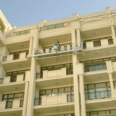 WE DO-ს კიდული ლულკა Georgia Palace Hotel-ის სვეტებს შორის, ქობულეთი